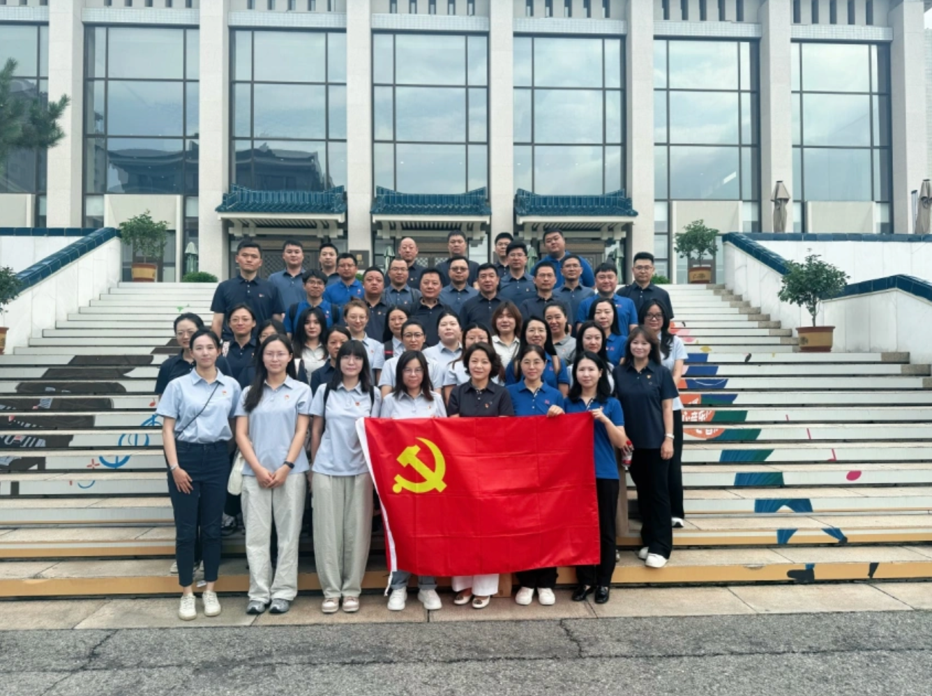 銘記歷史，砥礪前行—— 中建材信息各黨支部開展《南京照相館》觀影活動(dòng)